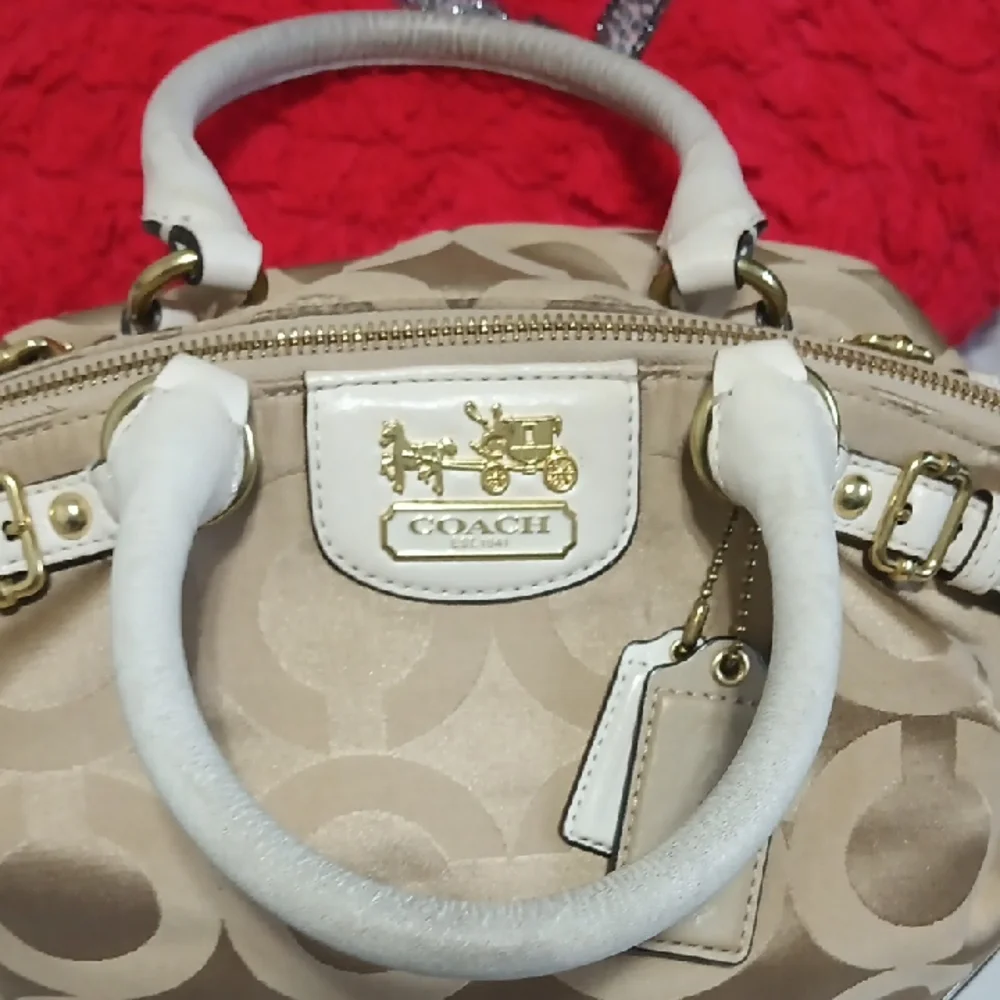 Coach 18650. Beige Signature Satchel